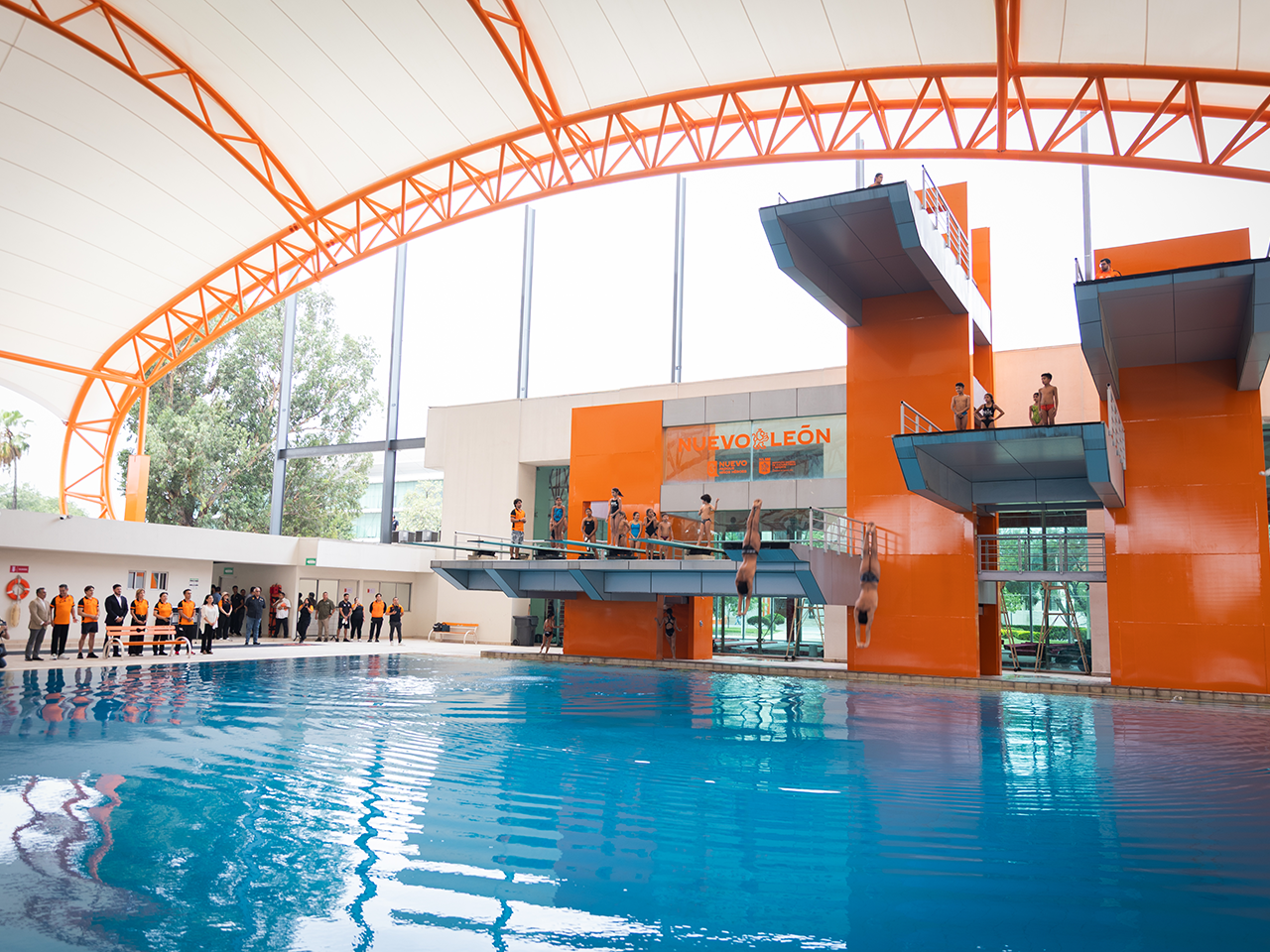 Exhibición de clavados en el nuevo Centro Acuático